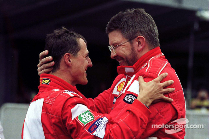 El ganador de la carrera, Michael Schumacher y Ross Brawn