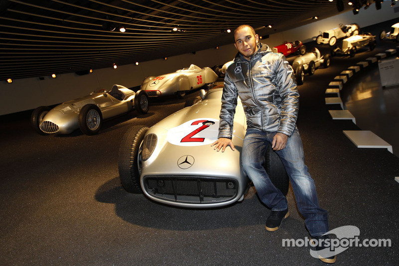 Lewis Hamilton, Mercedes GP visita o escritório da