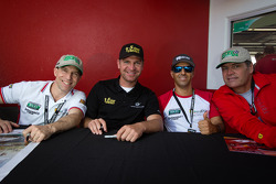 Robert Kauffman, Clint Bowyer, Rui Aguas e Michael Waltrip