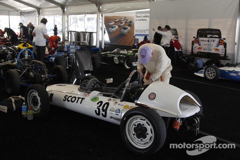Mechaniker bereiten die Formula Vees beim Formel-V-Revival auf dem Daytona International Speedway vor
