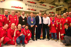 Alex Zanardi visita as instalações da Ferrari em Maranello com Stefano Domenicali