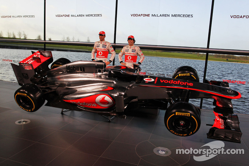 Jenson Button, McLaren e o companheiro de equipe Sergio Perez, McLaren com a nova McLaren MP4-28