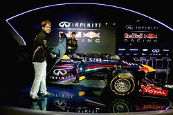 Mark Webber und Sebastian Vettel enthüllen den Red Bull Racing RB9