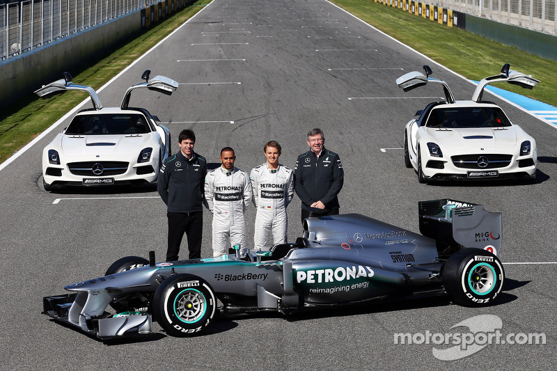 Toto Wolff, Mercedes AMG F1 accionista y Director Ejecutivo; Lewis Hamilton, Mercedes AMG F1 y compa