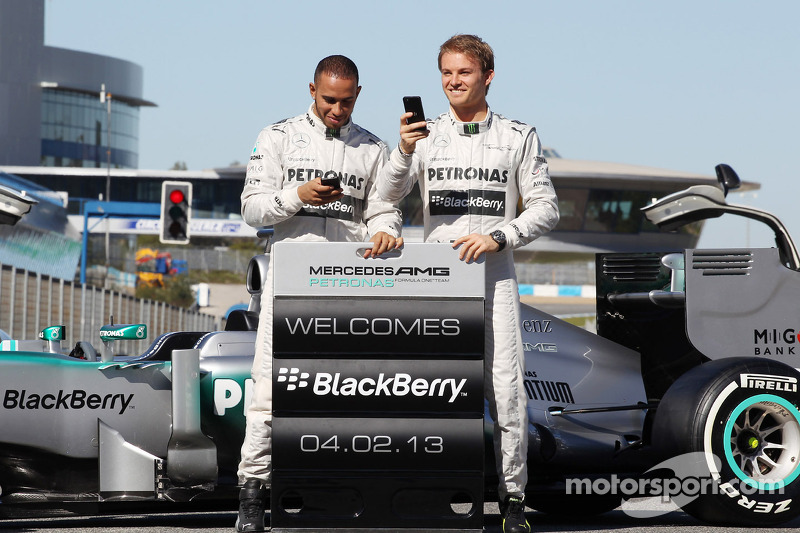 Lewis Hamilton, Mercedes AMG F1 e o companheiro de equipe com a Mercedes AMG F1 W04 promove o novo patrocinador Blackberry