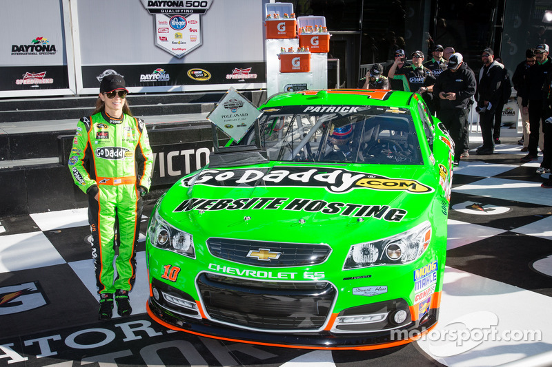 Pole winner Danica Patrick, Stewart-Haas Racing Chevrolet