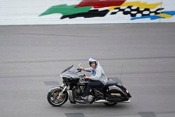 Travis Pastrana guia sua moto no Daytona International Speedway