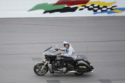 Travis Pastrana guia sua moto no Daytona International Speedway