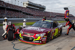 Pit stop for Jeff Gordon, Hendrick Motorsports Chevrolet