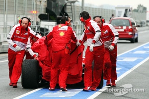 Felipe Massa, Ferrari F138 is recovered after stopping in the pits