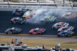 Choque en la vuelta 115: Austin Dillon, Michael Annett, Johanna Long, Hal Martin y Kasey Kahne chocan
