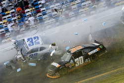 Acidente na última volta: Kyle Larson e Nelson A. Piquet batem