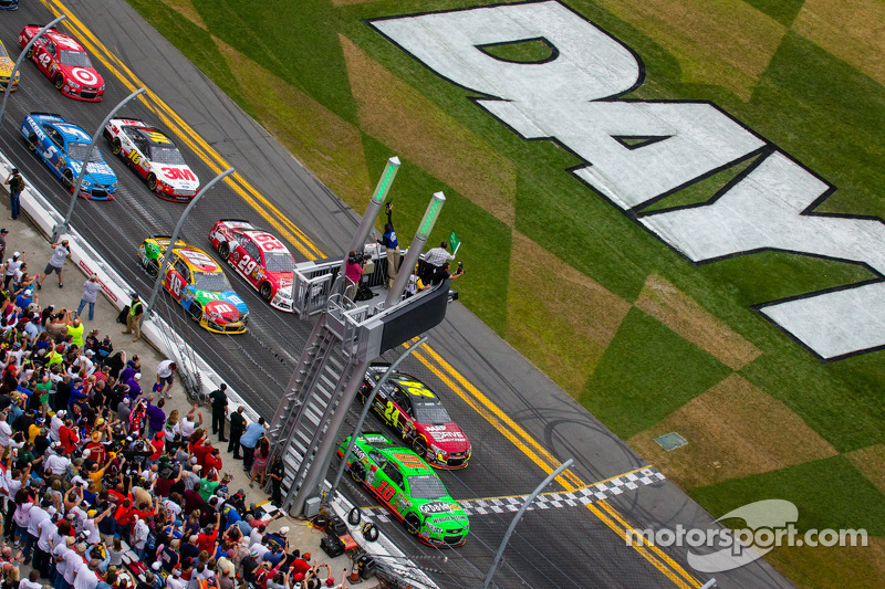 Largada: Danica Patrick, Stewart-Haas Racing Chevrolet e Jeff Gordon, Hendrick Motorsports Chevrolet lidera o pelotão