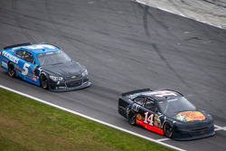 Tony Stewart, Stewart-Haas Racing Chevrolet and Kasey Kahne, Hendrick Motorsports Chevrolet
