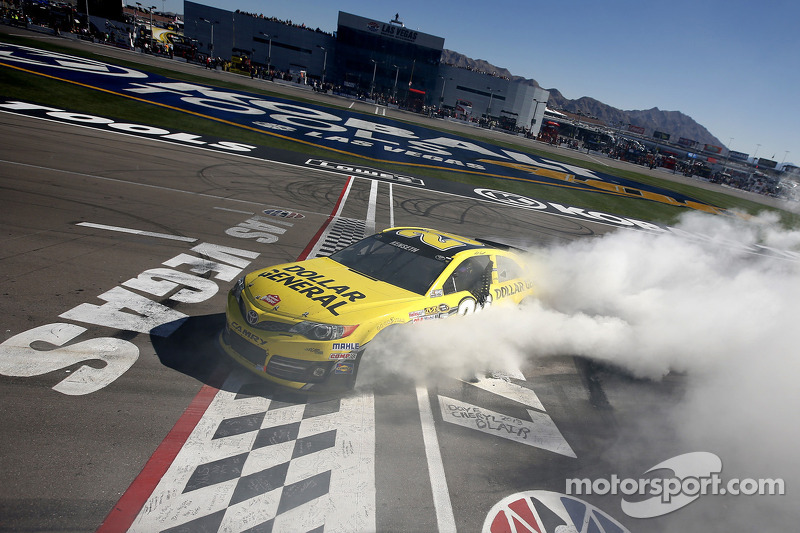 Kenseth earns his first victory with Gibbs