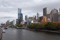 Rio Yarra e horizonte em Melbourne