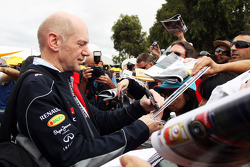 Adrian Newey, Red Bull Racing, engenheiro chefe, assina um autógrafo para os fãs