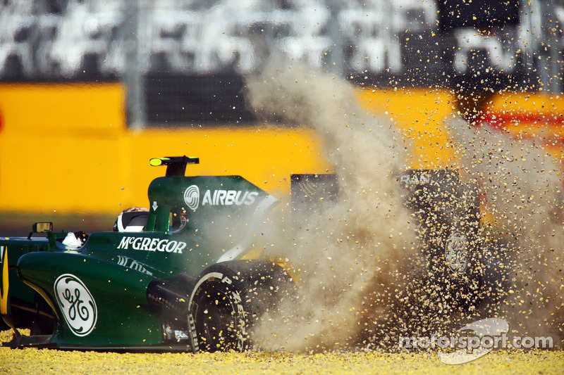 Giedo van der Garde, Caterham CT03 na caixa de brita durante a segunda sessão de treinos livres