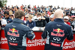Christian Horner, Chefe de equipe da Red Bull Racing, e Adrian Newey, Diretor Técnico, assinam autógrafos para os fãs