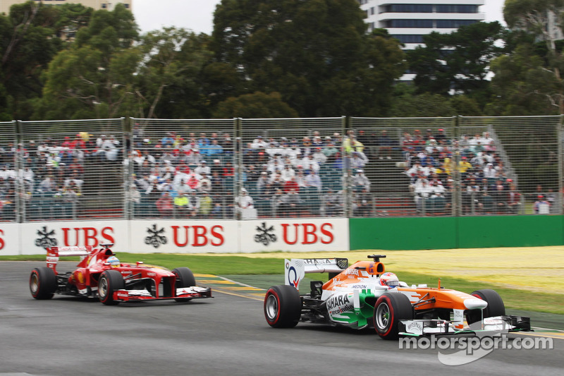 Paul di Resta, Sahara Force India VJM06 leads Fernando Alonso, Ferrari F138