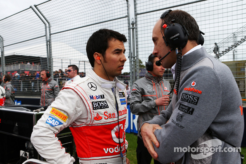 Sergio Perez, McLaren com Phil Prew, McLaren Engenheiro de Corrida no grid