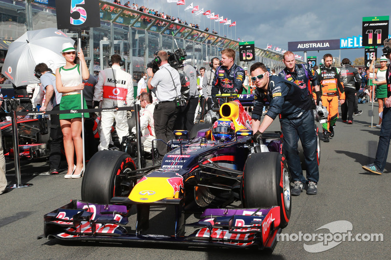 Mark Webber, Red Bull Racing RB9 en la parrilla