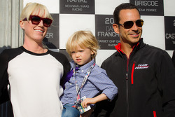 Dan Wheldon Memorial and Victory Circle unveiling ceremony: Susie Wheldon with Helio Castroneves