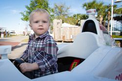 Dan Wheldon Memorial e a inauguração do círculo da cerimônia de vitória: Oliver Wheldon se diverte