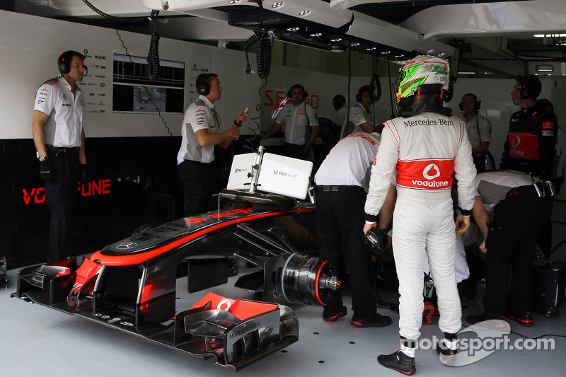 Sergio Perez, McLaren MP4-28 nos pits