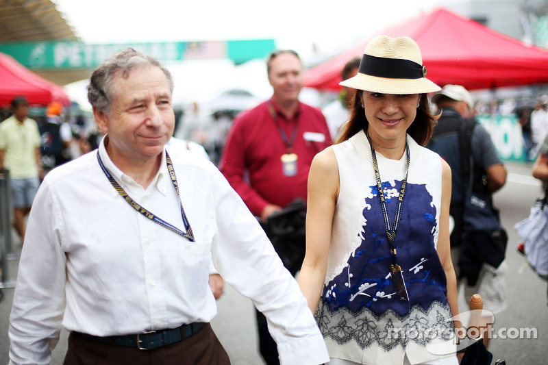 Jean Todt, presidente de la FIA con Michelle Yeoh