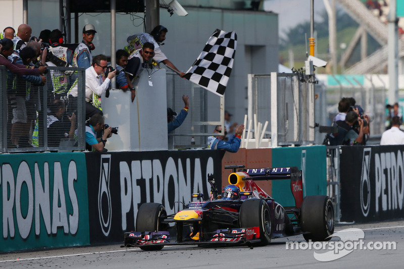 Ganador de la carrera Sebastian Vettel, Red Bull Racing RB9 celebra el final de la carrera