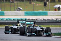 Lewis Hamilton, Mercedes AMG F1 W04 devant Nico Rosberg, Mercedes AMG F1 W04