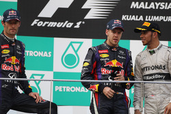 Podium: Sieger Sebastian Vettel, Red Bull Racing; 2. Mark Webber, Red Bull Racing; 3. Lewis Hamilton