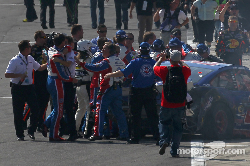 Em Fontana, 2013, após a corrida vencida por Kyle Busch, Tony Stewart foi para cima de Joey Logano, acusando o jovem piloto de fechá-lo durante a prova. Stewart bem que tentou, mas apenas alguns sopapos sobraram para Logano.