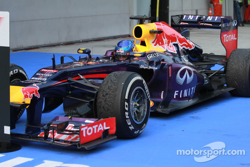 O vencedor Sebastian Vettel, Red Bull Racing RB9 comemora no parque fechado