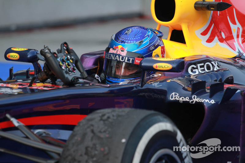 O vencedor Sebastian Vettel, Red Bull Racing RB9 comemora no parque fechado