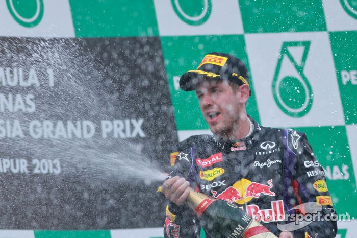 Podio: ganador de la carrera Sebastian Vettel, Red Bull Racing