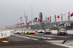 Start of the Pirelli World Challenge race #2