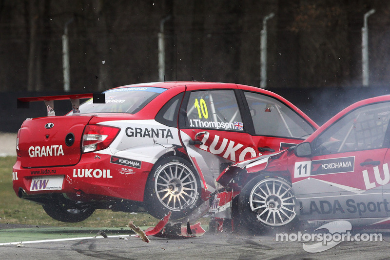 Crash,Alexey Dudukalo, Lada Granta, LADA Sport Lukoil  en James Thompson, Lada Granta, LADA Sport Lu