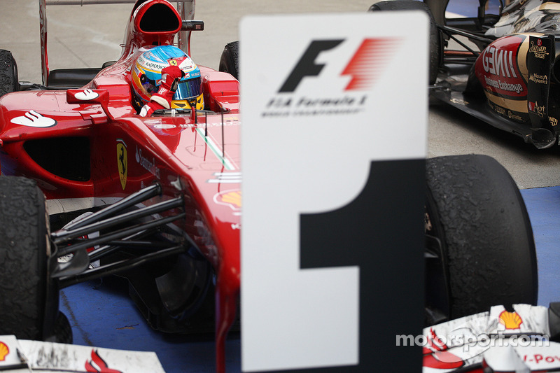 Yarış galibi Fernando Alonso, Ferrari F138 kutlama yapıyor kapalı park