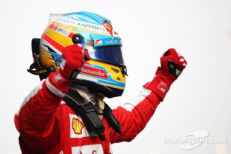 Yarış galibi Fernando Alonso, Ferrari F138 kutlama yapıyor kapalı park