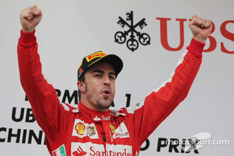 Ganador de la carrera Fernando Alonso, Ferrari celebra en el podio