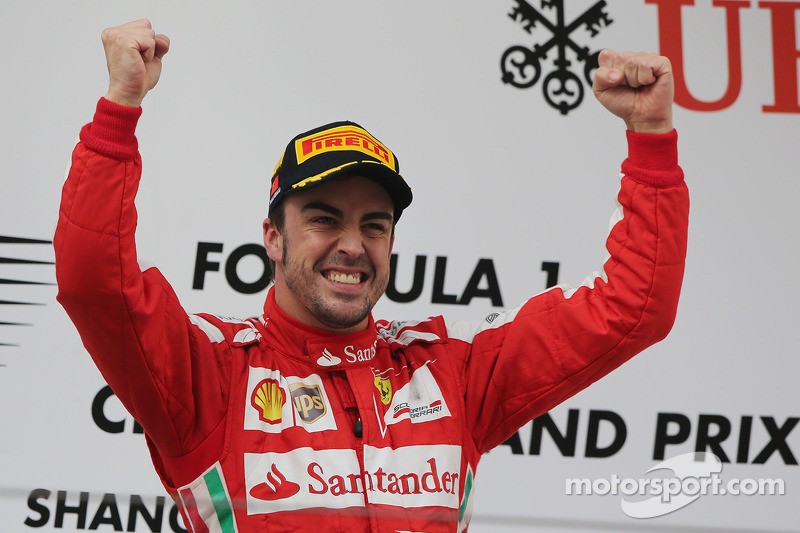 Yarış galibi Fernando Alonso, Ferrari kutlama yapıyor, Podyum