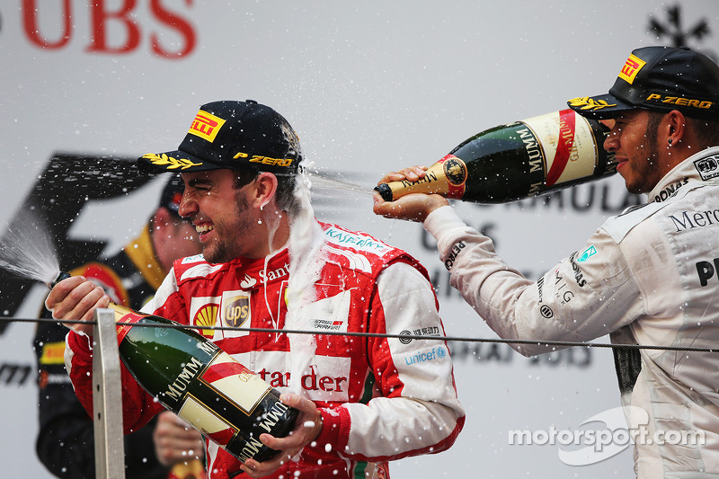 Ganador de la carrera Fernando Alonso, Ferrari celebra en el podio con el tercer puesto Lewis Hamilton, Mercedes AMG F1