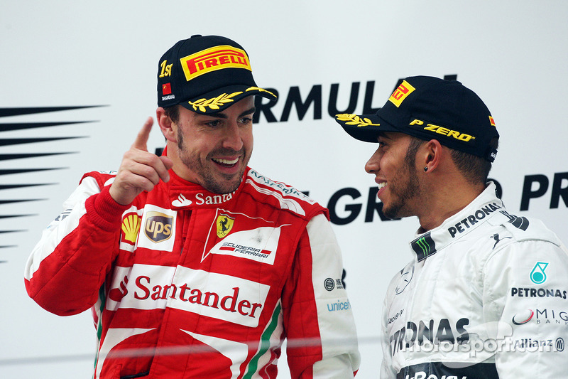 Carrera ganador Fernando Alonso, Ferrari en el podio con el tercer puesto Lewis Hamilton, Mercedes AMG F1