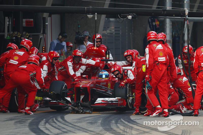 Fernando Alonso, Ferrari F138 hace una parada en boxes