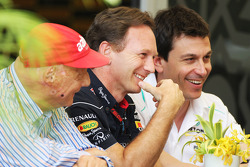 (Soldan-Sağa): Niki Lauda, Mercedes Fahri Yönetim Kurulu Başkanı ve Christian Horner, Red Bull Racin