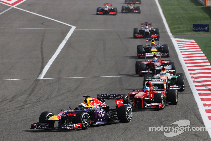 Sebastian Vettel, Red Bull Racing RB9 voor Fernando Alonso, Ferrari F138