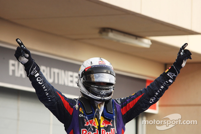 Yarış galibi Sebastian Vettel, Red Bull Racing kutlama yapıyor kapalı park