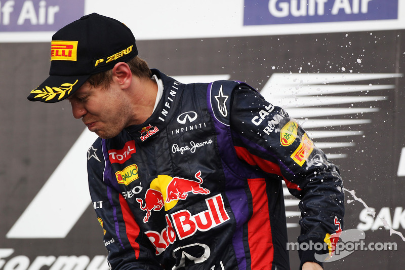 Yarış galibi Sebastian Vettel, Red Bull Racing kutlama yapıyor, Podyum